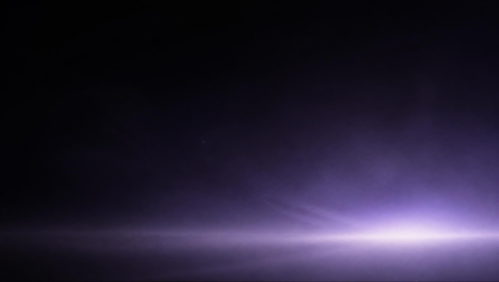 Amplio degradado de luz violeta disolviéndose en obsidiana, con una tenue línea de horizonte luminosa